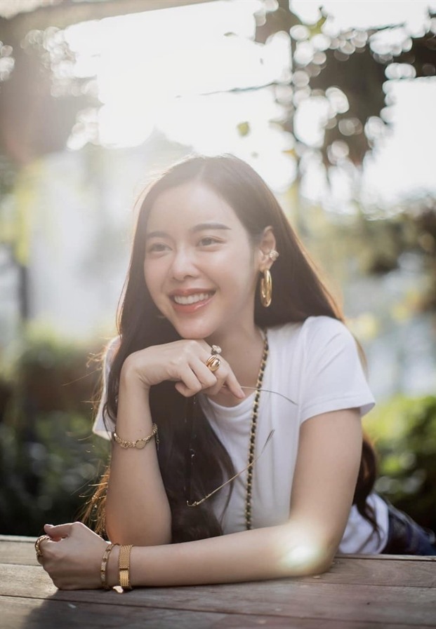 ลุคสดใสของนางเอกสาวอารมณ์ดี