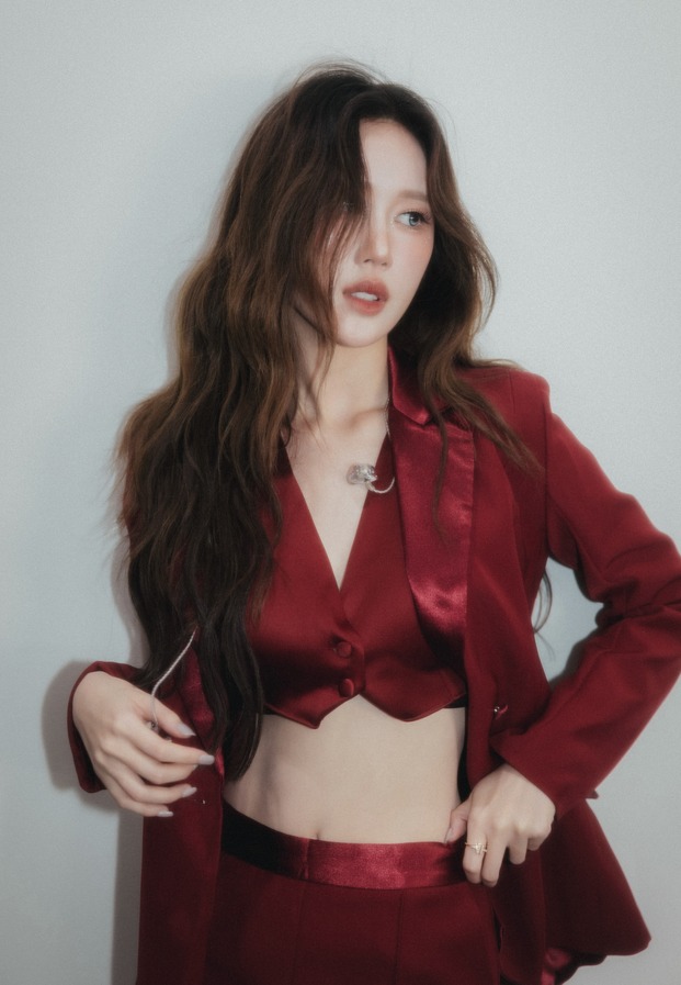 เจนเย่ เมธิกา ในลุคสูทสีแดง