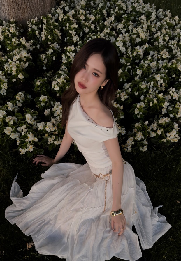หญิงสาวในชุดสีขาวท่ามกลางดอกไม้