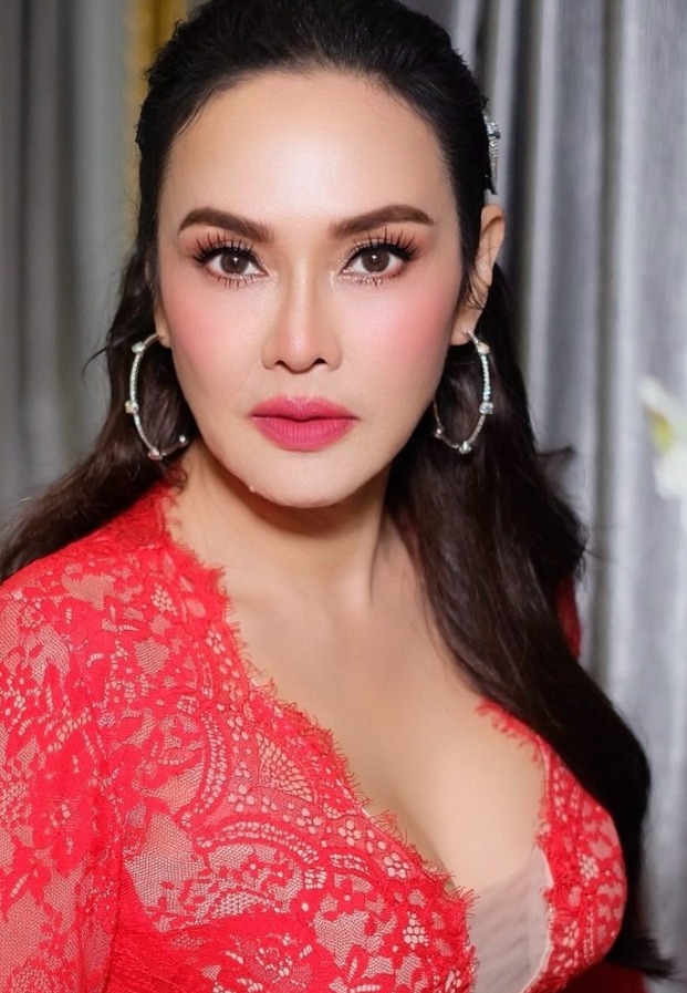 Mai Charoenpura ในชุดลูกไม้สีแดง
