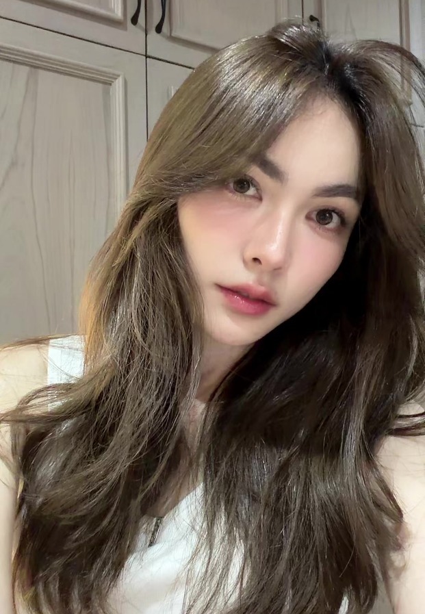 Charlotte Austin ลุคนางแบบและความมั่นใจ