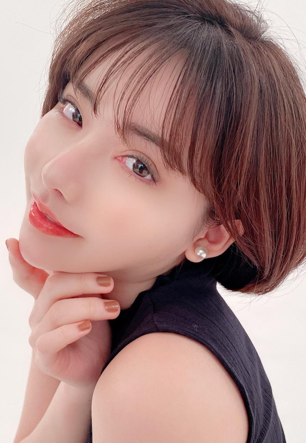 Eimi Fukada ภาพถ่ายแฟชั่นในลุคสดใสเป็นธรรมชาติ